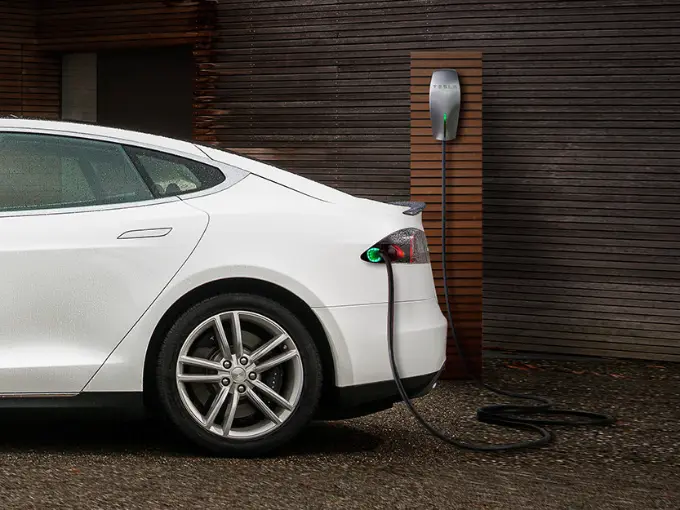 Voiture électrique en recharge sur une borne installée à domicile