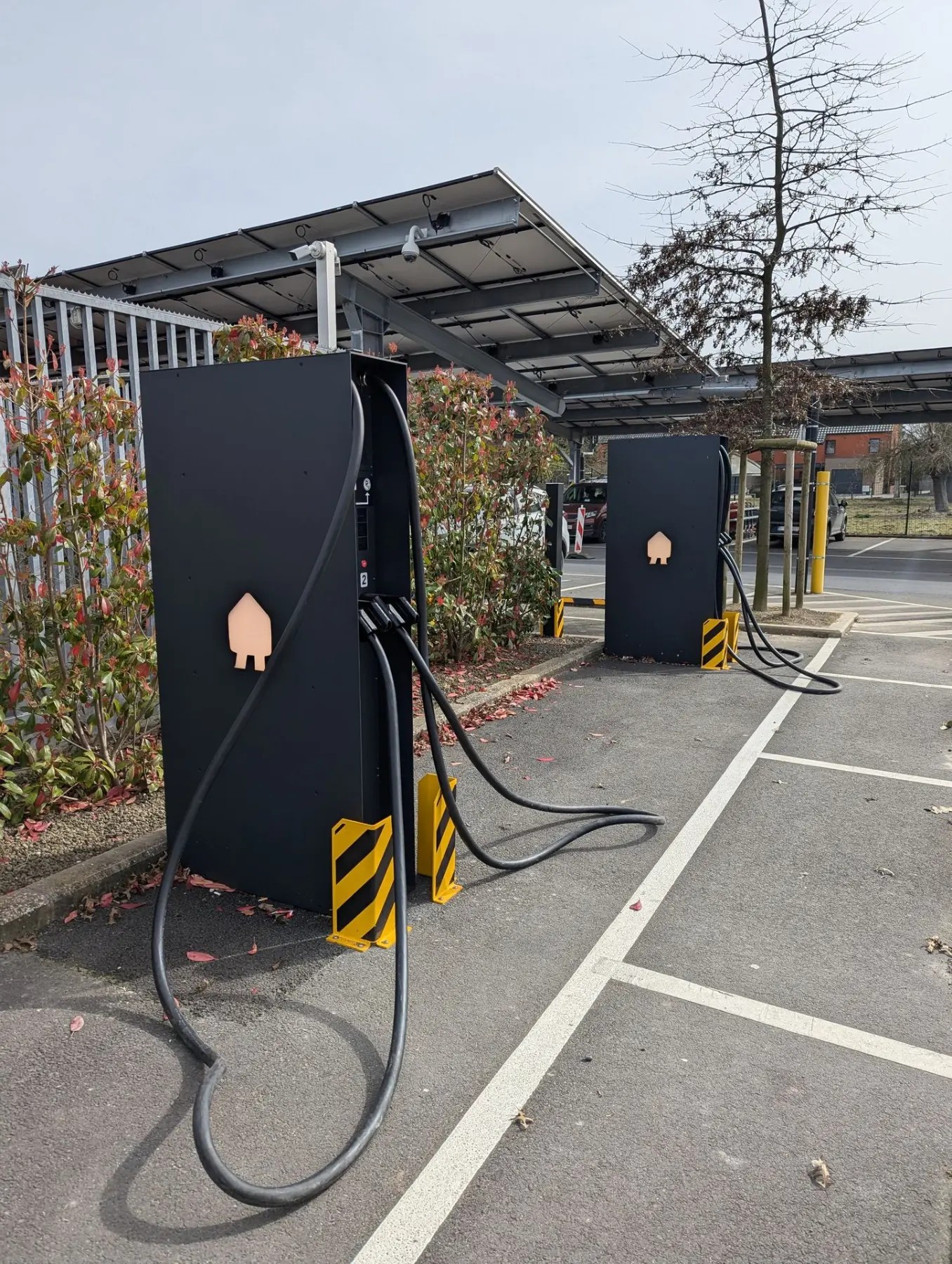 Bornes de recharge pour véhicules électriques sur un parking d'entreprise