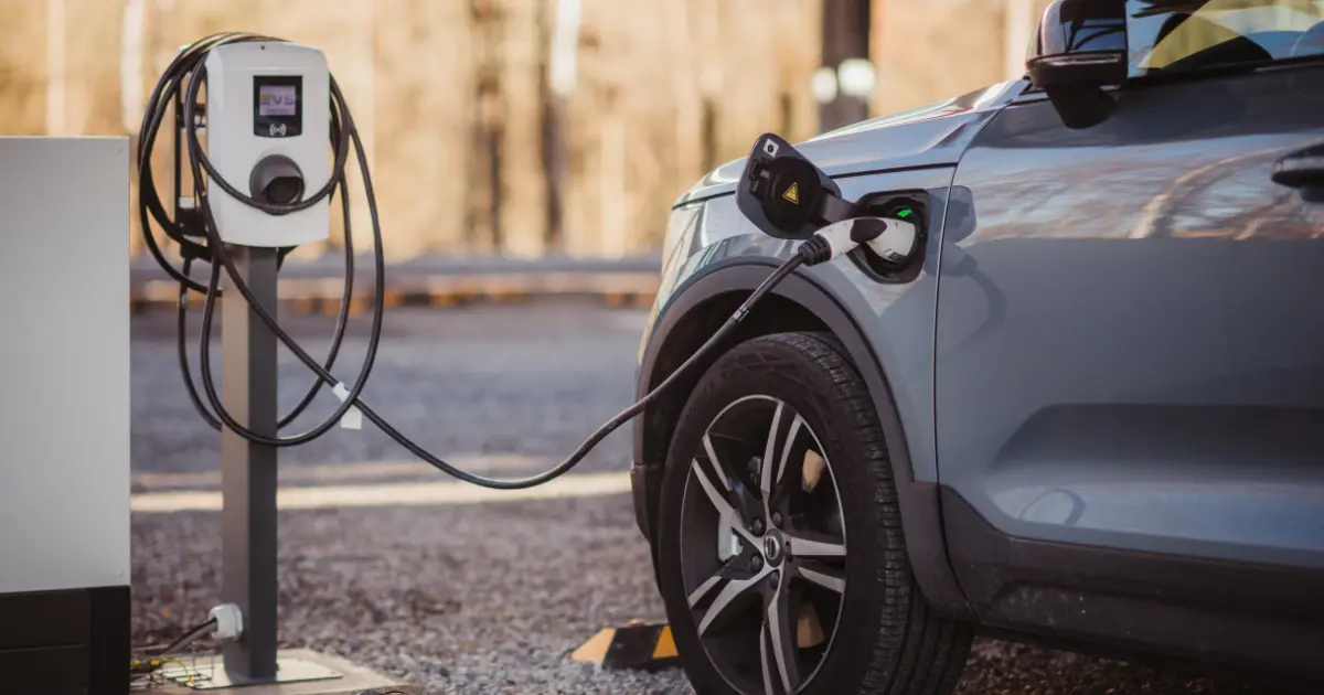 Voiture électrique branchée à une borne de recharge sur un site professionnel