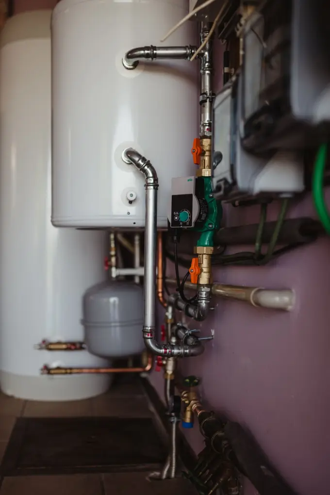 Équipement de pompe à chaleur air-eau Panasonic et circuit de chauffage hydraulique