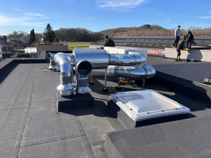 nstallation d’un réseau de ventilation en toiture pour un bâtiment professionnel