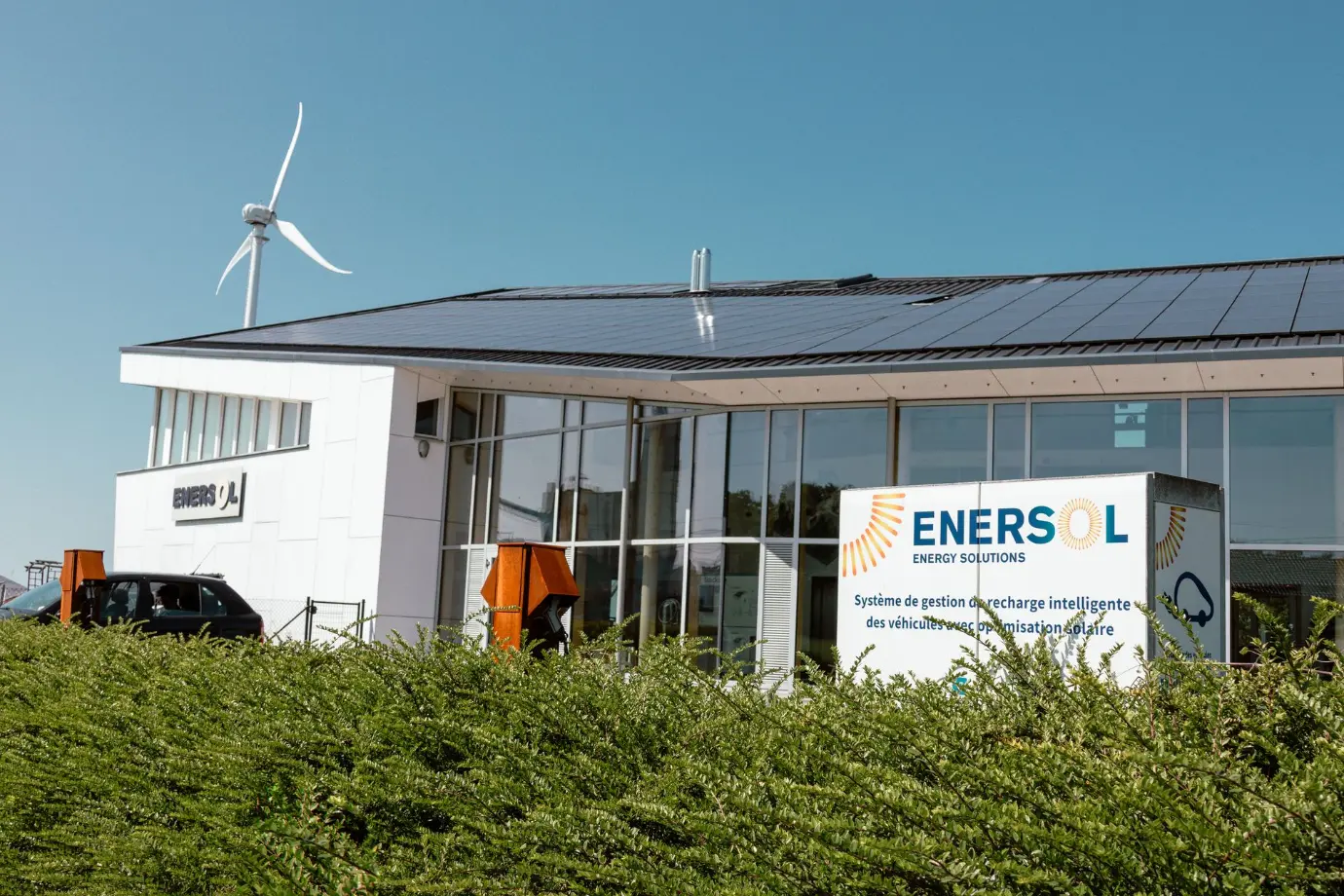 Bâtiment Enersol équipé de panneaux photovoltaïques avec une éolienne de production d’énergie renouvelable