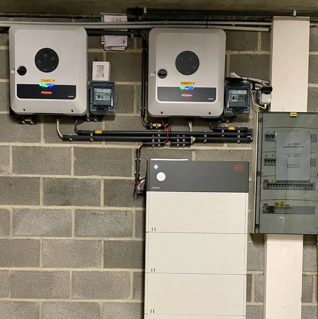 Solution de stockage d’énergie résidentielle avec batterie et onduleurs photovoltaïques