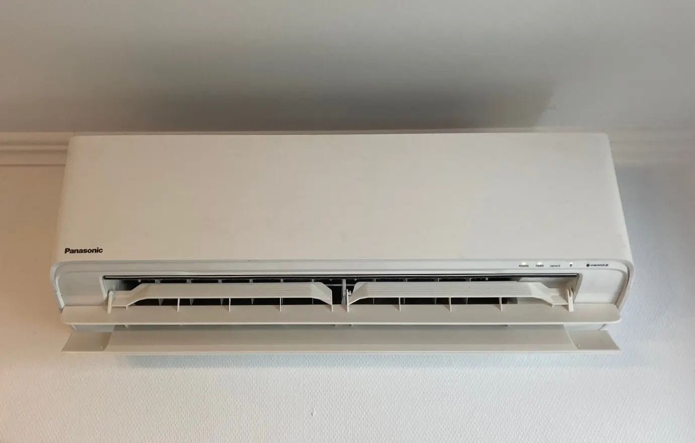 Unité murale de pompe à chaleur air-air installée dans un logement