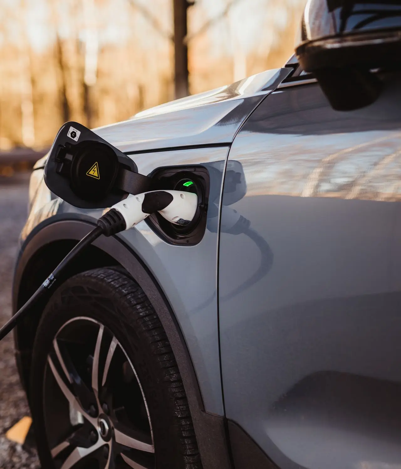 Voiture électrique en cours de recharge à domicile sur une borne de recharge résidentielle